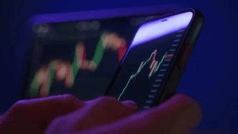 Pria melihat antarmuka trading di layar